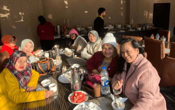 Piring berisi Rogan Josh, makanan khas Kashmir dengan kari domba merah kaya rempah, disajikan dengan nasi.