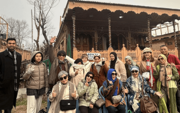 "Jelajahi Kashmir musim dingin saat Lebaran 2026! Open trip ke Danau Dal, Gulmarg, dan budaya Srinagar. Daftar sekarang untuk liburan berkesan!"