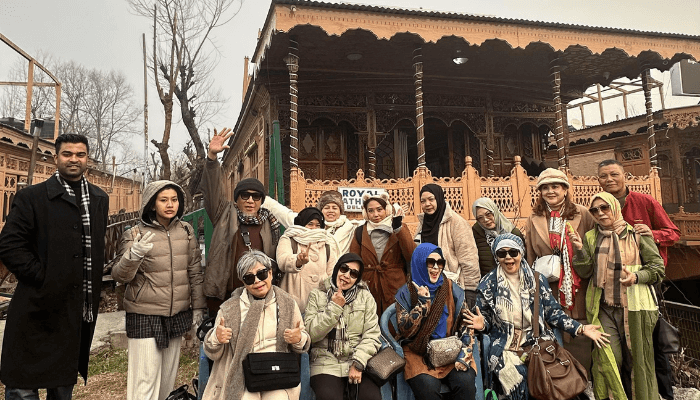 "Jelajahi Kashmir musim dingin saat Lebaran 2026! Open trip ke Danau Dal, Gulmarg, dan budaya Srinagar. Daftar sekarang untuk liburan berkesan!"