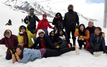 "Group Trip Kashmir Winter: Rasakan pesona danau beku, pegunungan bersalju, dan kehangatan budaya lokal. Liburan impian menanti!"