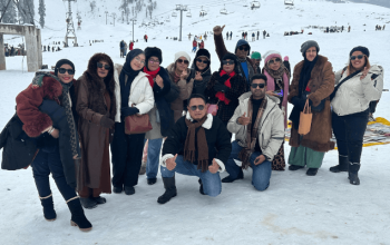 "Jelajahi keajaiban Kashmir di musim dingin bersama Group Trip kami! Nikmati salju, budaya, dan petualangan seru di Himalaya. Pesan sekarang!"