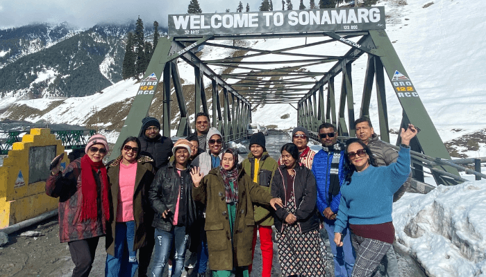 "Kashmir Winter Group Trip: Temukan keindahan pegunungan bersalju, danau Dal, dan budaya lokal yang memukau. Pesan tempatmu sekarang!"