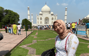 Pemandangan Danau Dal di Kashmir dengan shikara, destinasi wisata halal India.