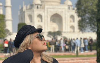 Pemandangan Danau Dal di Kashmir dan Taj Mahal di Agra, menampilkan keindahan alam dan arsitektur Mughal.
