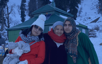 Meluncur di lereng ski Gulmarg dengan panorama Himalaya yang memukau.