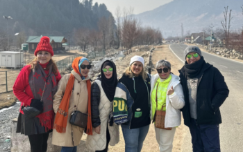 Pemandangan Lembah Kashmir dengan pegunungan Himalaya, mencerminkan sejarah Kashmir dan budaya Kashmir.