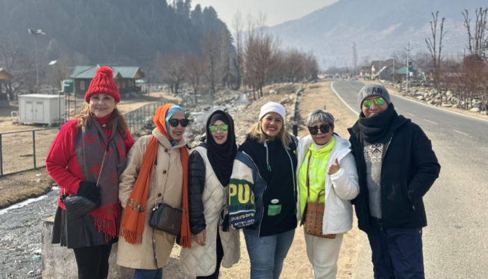 Pemandangan Lembah Kashmir dengan pegunungan Himalaya, mencerminkan sejarah Kashmir dan budaya Kashmir.
