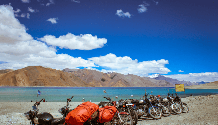 Pemandangan Kashmir dengan danau hijau dan Ladakh dengan pegunungan tandus.