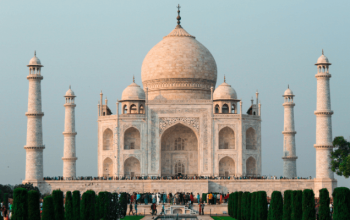 Taj Mahal megah dengan marmer putih, simbol cinta dan sejarah Taj Mahal.